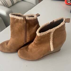 Sun & Stone Tan Suede Wedge Booties with Faux-Fur Trim, Size 9